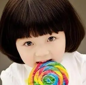 1,蘑菇头短发,这款发型大家都是比较熟悉的,是简单时尚的发型,能衬托