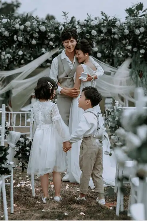 一家四口的亲子婚纱照这样拍,才高级!_咨询_原文_全家福