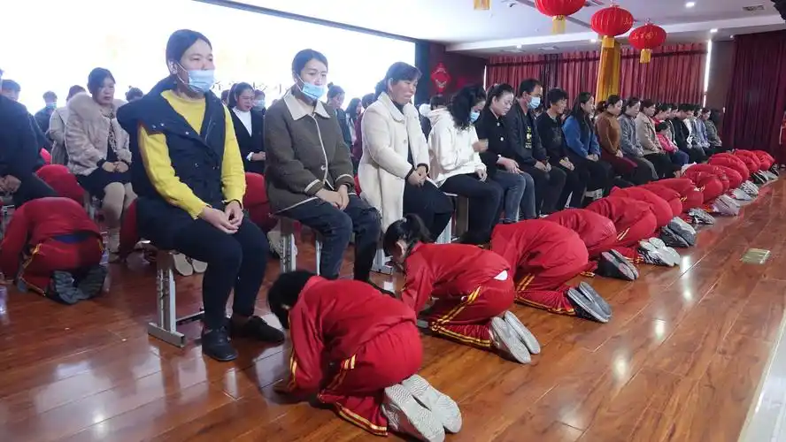 过生日的学生向父母行三拜九叩大礼