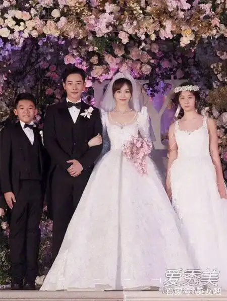 唐嫣婚礼穿的婚纱是什么牌子 三款定制礼服都是大写的壕!