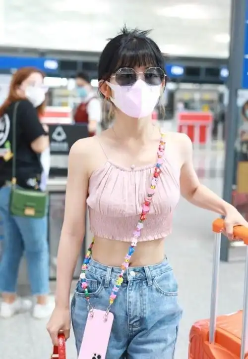 赖美云身材比例出众穿短款吊带搭配牛仔裤细腰长腿抢眼又抢镜