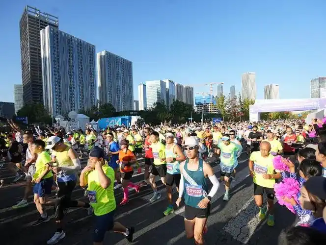 第33届大连马拉松赛热力开跑 约3万名选手激情奔跑|体育局|马拉松