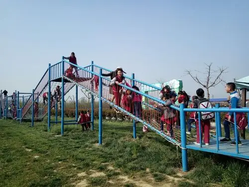 游乐园活动区,孩子们有序玩耍