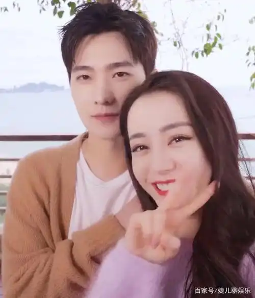 杨洋迪丽热巴现身《快本》,热巴不小心被砸到,杨洋表情亮了