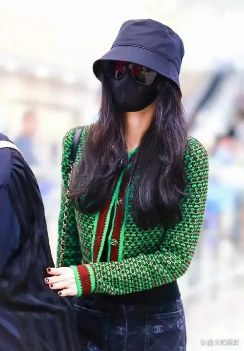 刘诗诗现身在机场路上,一身简约时尚的穿搭风格,把自己包裹的非常严实