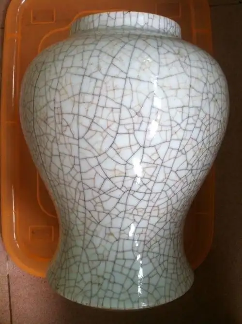 哥窑都是紫口铁足吗?那么棕黄色的口,灰色的底是假的吗?