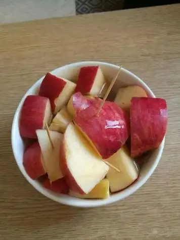 苹果切好放了一晚上能吃吗(切开的苹果还能吃吗)_功效与作用