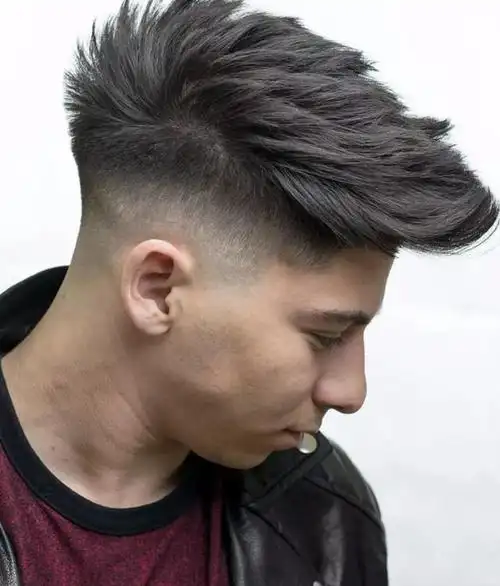 飞机头是一种比较霸气的男士发型,将刘海向上梳理,形成一个尖角.