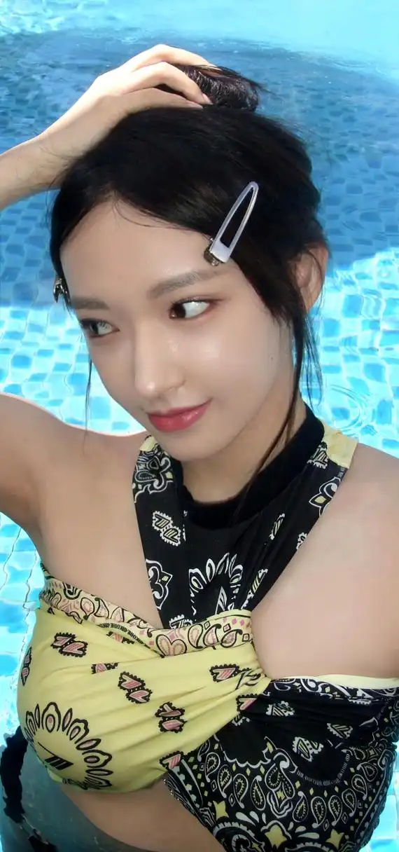 程潇泳装随拍,展现曼妙好身材.