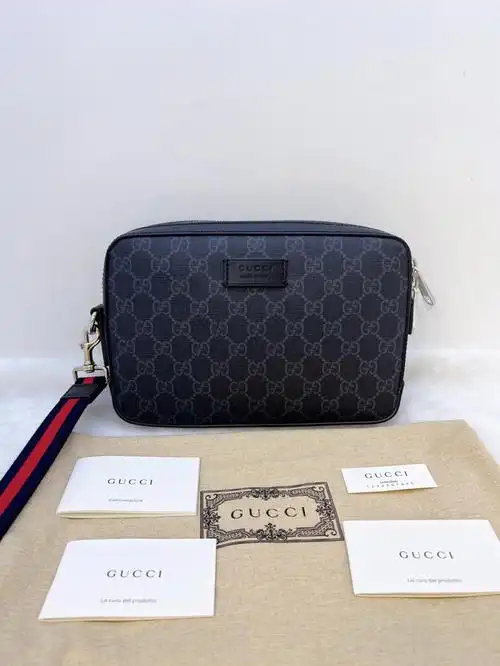 全新 古驰gucci男士经典帆布印花手拿包 ,尺寸24*16*4 配红蓝相间可