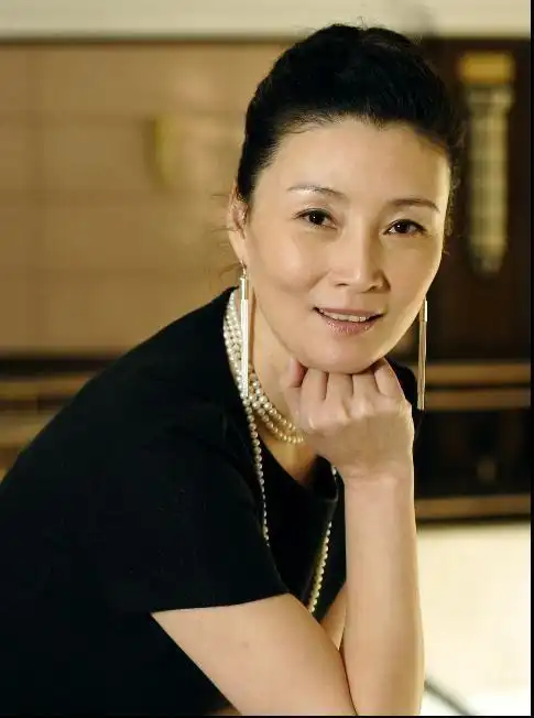 62岁朱茵洋气时髦她在小舍得中的穿搭中老年妈妈照穿显贵