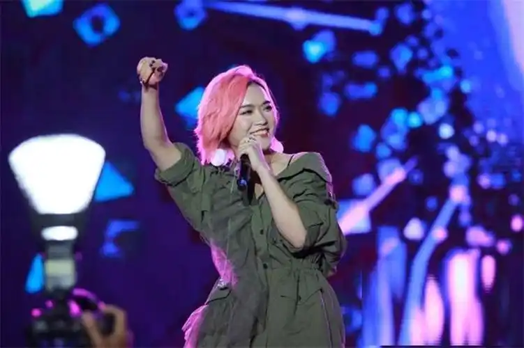 光棍节前夕,庄心妍在贵州兴义演唱《一万个舍不得》,经典情歌!