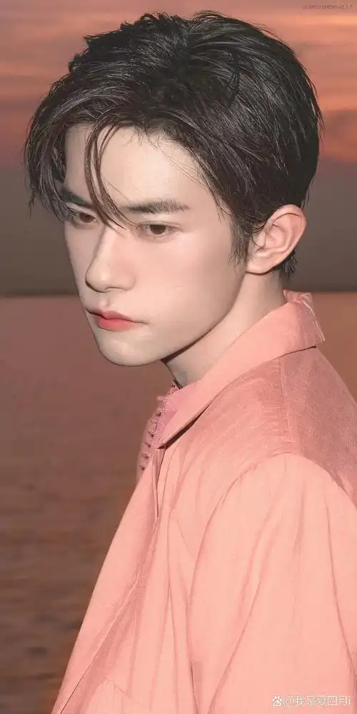 易烊千玺粉色西装好带感啊,大家喜欢易烊千玺弟弟吗?#易烊千玺