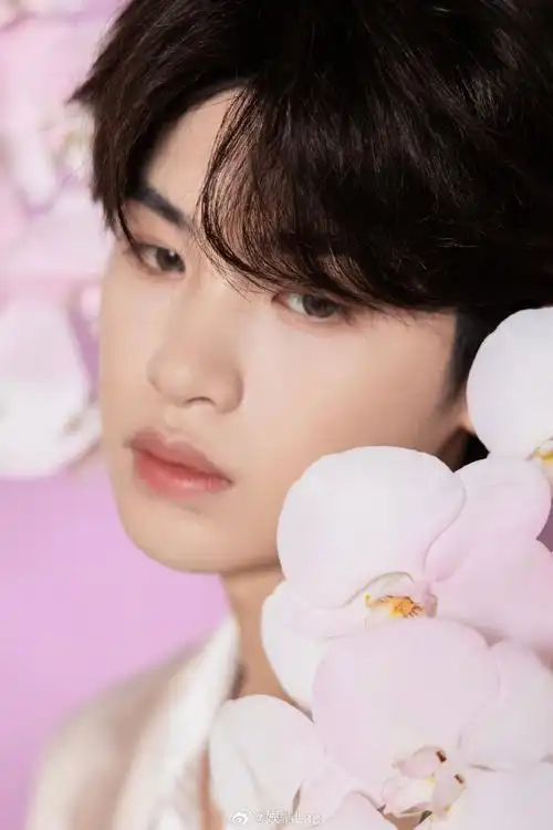 黄明昊花团锦簇写真##黄明昊白西装