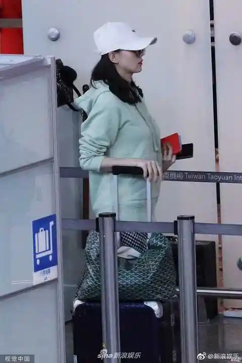 刘诗诗产后首现身大肚明显颜值超能打