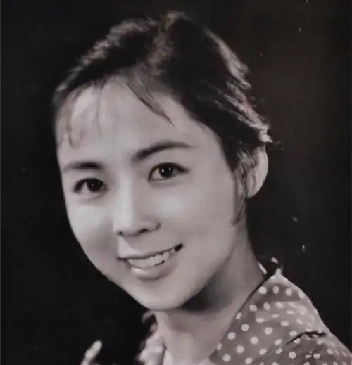 《英雄儿女》中的王芳,息影十多年,如今81岁风采依旧_刘尚_田华_电影