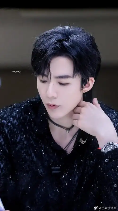 刘宇宁现代妆发