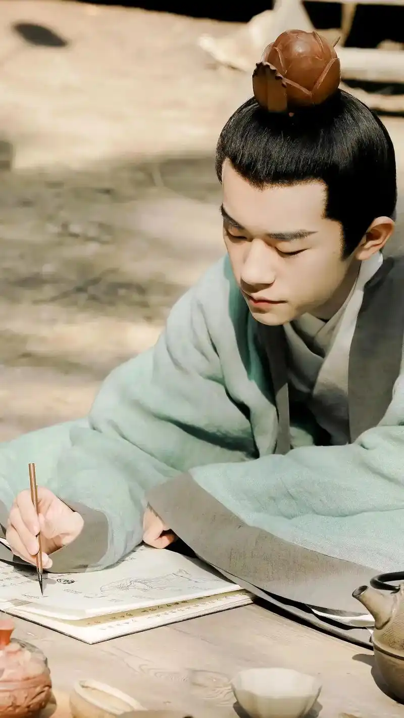 古装 #易烊千玺 真可谓温润如玉翩翩公子 - 抖音