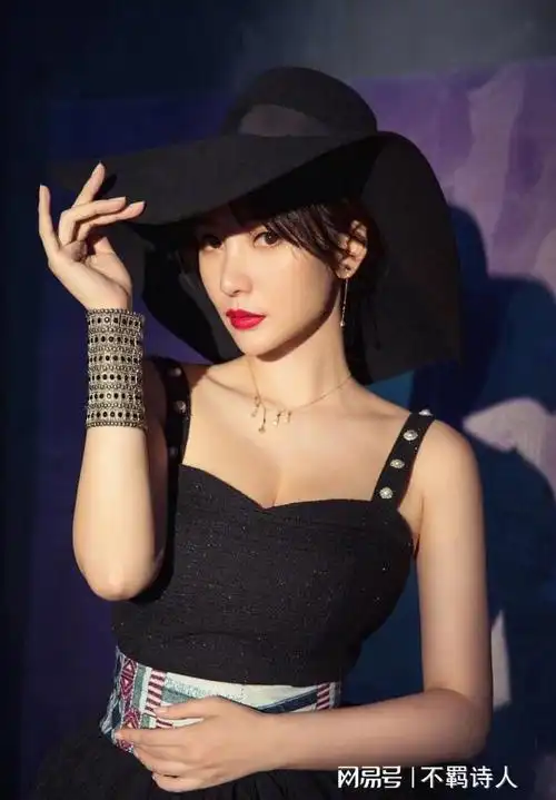 "透视装,泳衣外穿",娱乐圈的牛鬼蛇神,演绎现实的罗刹海市|柳岩