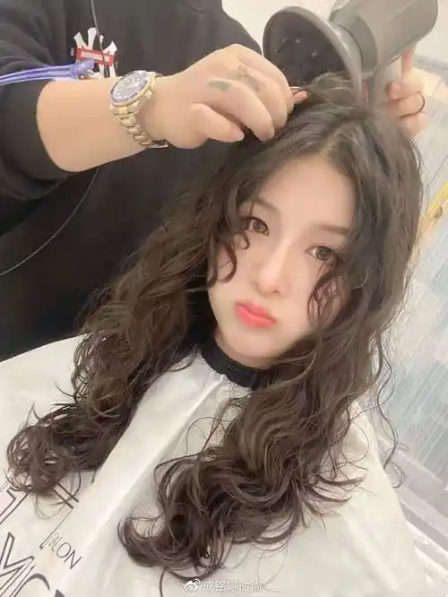 烫了冷烫的头发干了就不卷,为什么洗发后卷又出来?是没烫好吗?