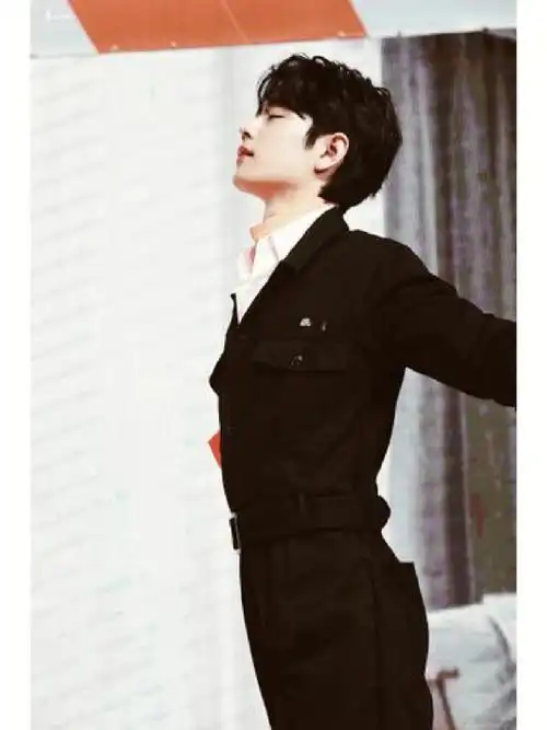 肖战的腰好细呀我喜欢啊