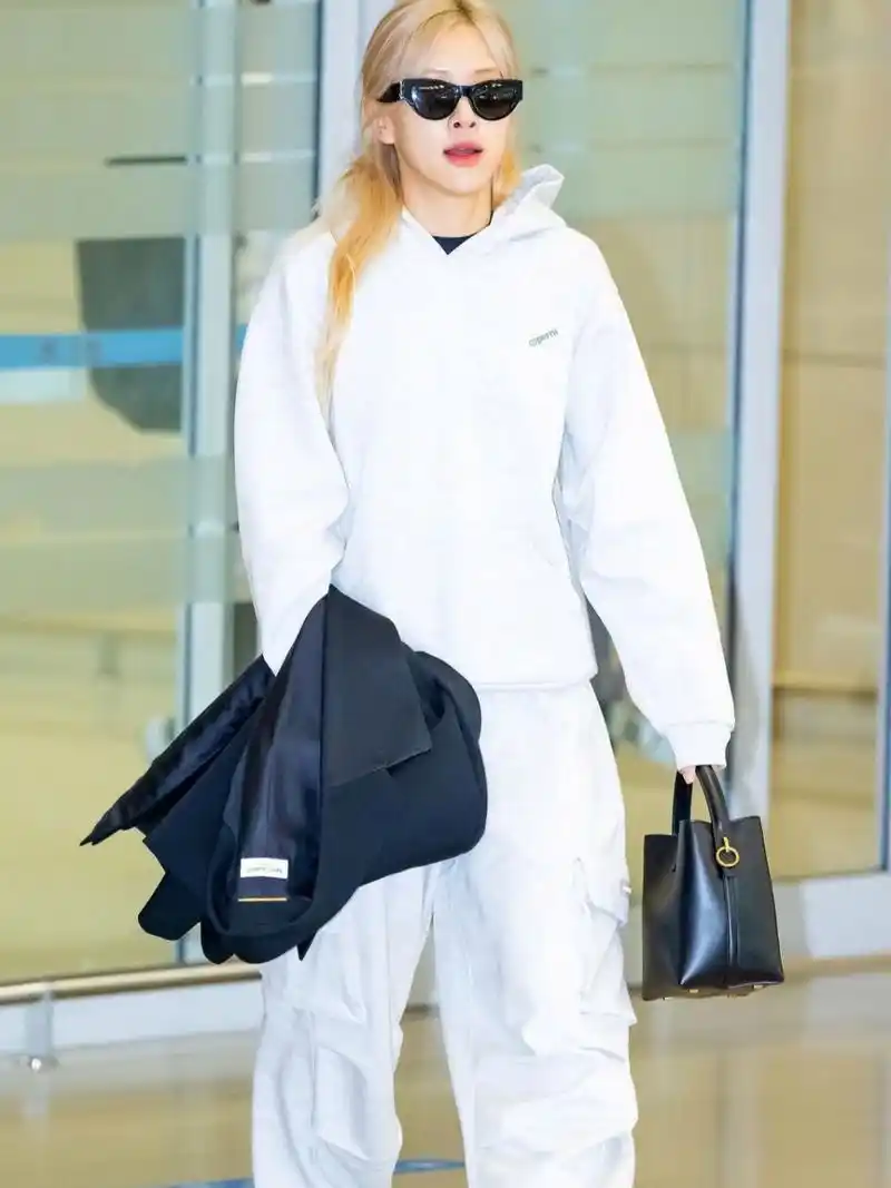 rose机场穿搭 卫衣套装很时髦!