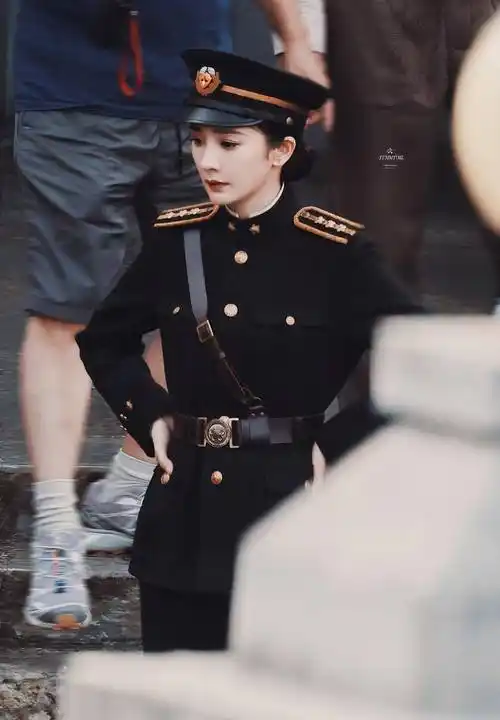 就是战地野玫瑰啊","以前看真正男子汉就觉得幂姐很适合穿制服"等等