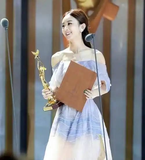 85后翘楚小花赵丽颖时尚芭莎一黑一白造型,尽显优雅,端庄,大气