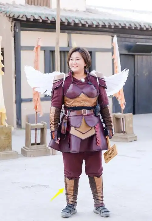 贾玲首度公开瘦100斤海报真实体重曝光亮点都在小腿上