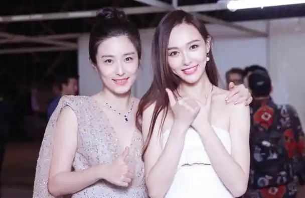 她是唐嫣同班同学,出道20年零绯闻,父亲是她不结婚的底气
