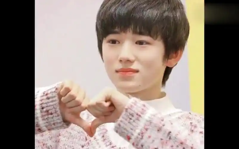 宋亚轩又奶又萌花式比心合集,小宋老师太可爱呢!萌萌哒!