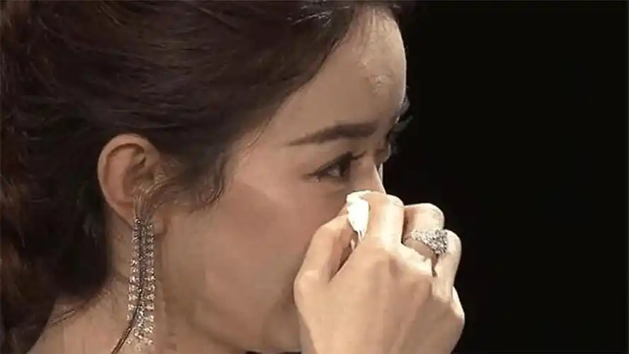 赵丽颖被全网黑没哭却因颖火虫的一双水晶鞋现场感动到落泪