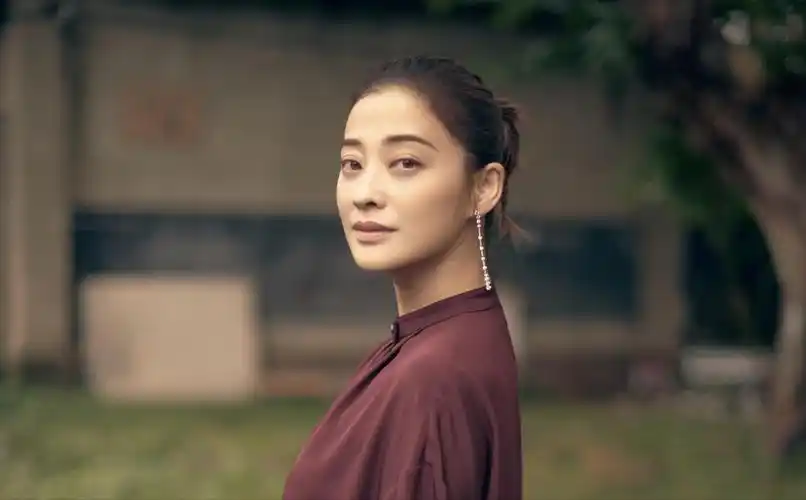 回顾梅婷:拒绝名导演,为前夫花400万,二婚嫁摄影师幸福圆满,凭啥