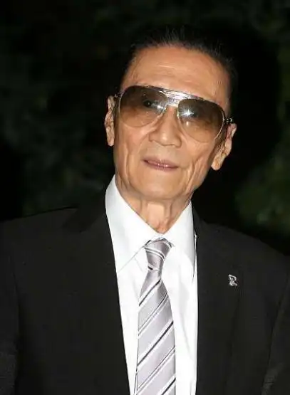 85岁谢贤近况曝光,弯腰驼背风采全无,走路都要助理搀扶