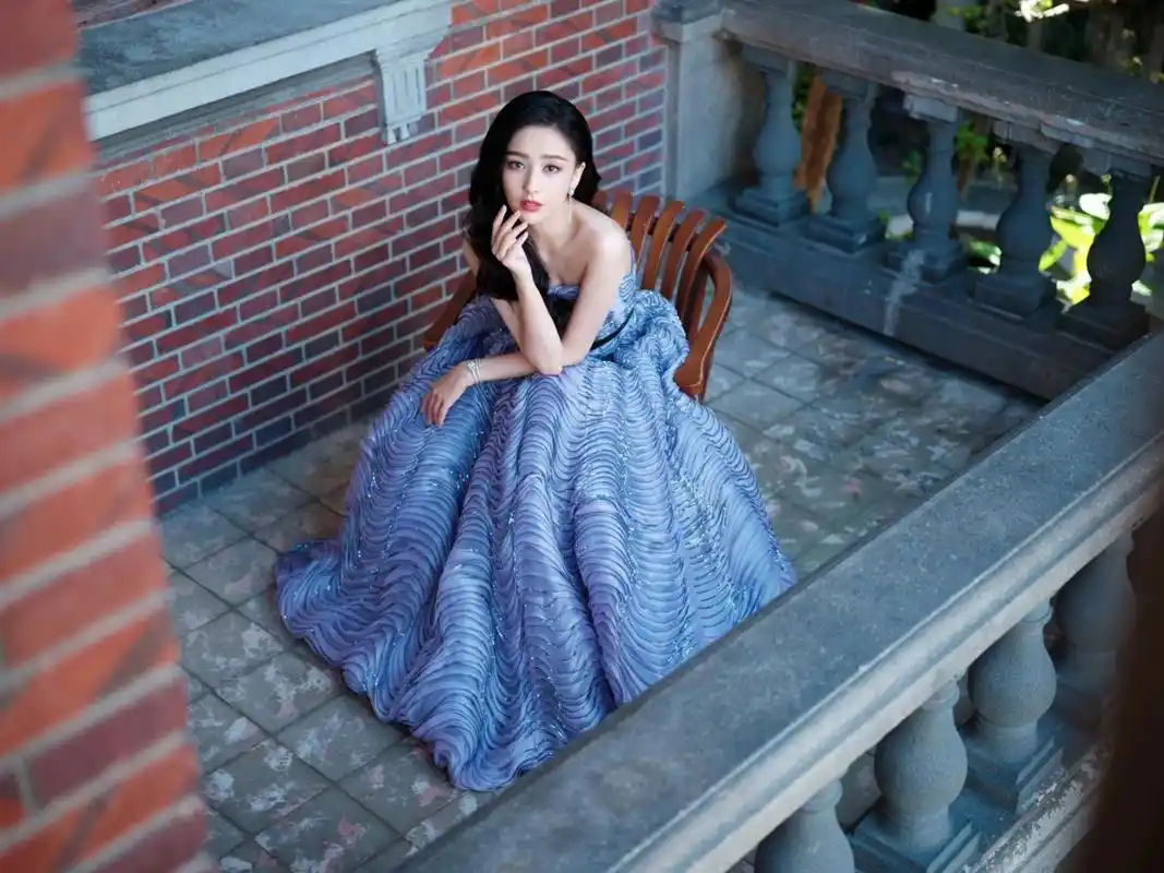 美女演员—佟丽娅 新疆伊犁姑娘佟丽娅蓝色抹胸连衣裙的妆扮怎么样