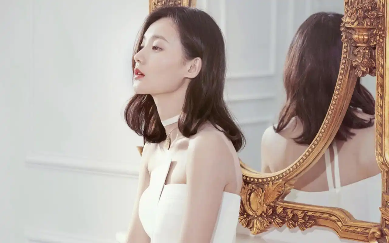 清纯甜美的李一桐时尚写真