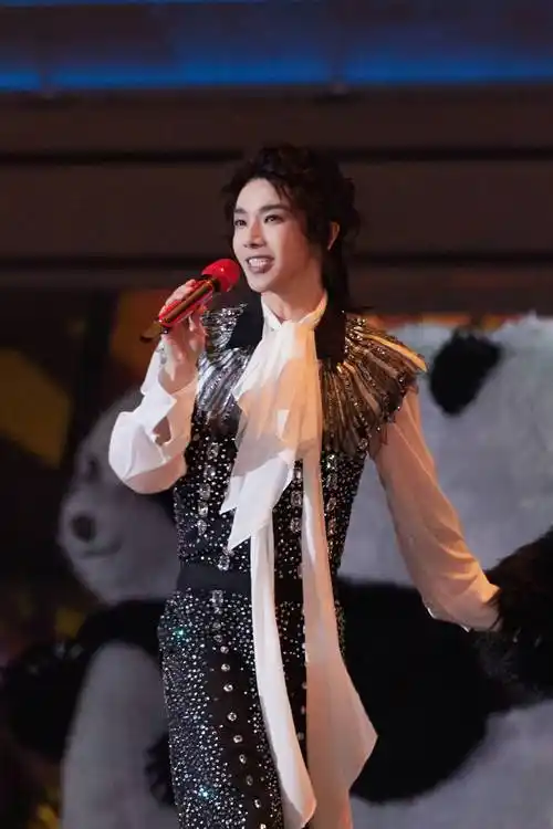 华晨宇湖南卫视跨年晚会压轴登台,献唱两首新歌实时收视率登顶!