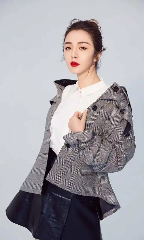 王晓晨魅惑红唇时尚写真高清图片