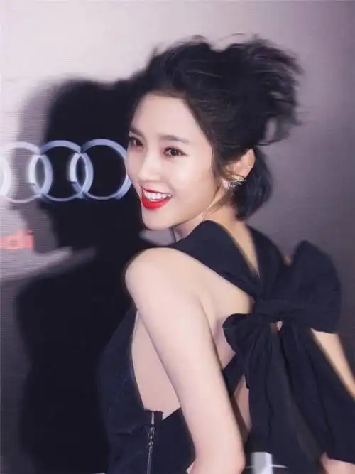 唐艺昕大露背礼服出镜自信迷人笑容征服全场