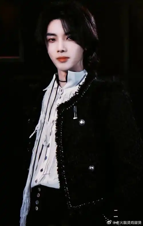 黑真发yyds飒飒留长发的样子,是我们飒妻妈最爱的样子#华晨宇王牌对