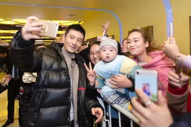 黄晓明宠幸了一整年的网红羽绒服,刘昊然关晓彤也念念不忘