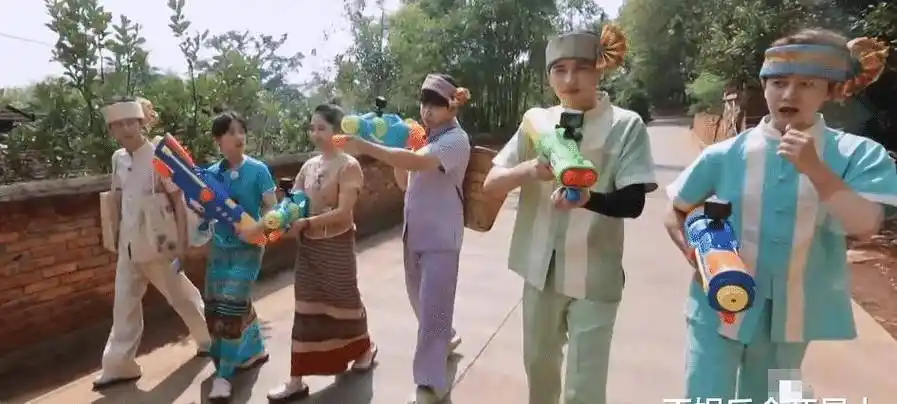 原创同样是穿民族服谭松韵和张子枫并排走谁的气质更佳很显然