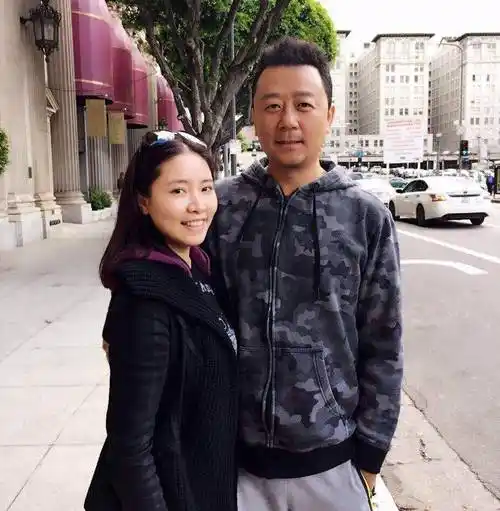 郭涛妻子李燃,嫁大15岁丈夫,婚后生两娃,一家四口幸福甜蜜_年龄_时候