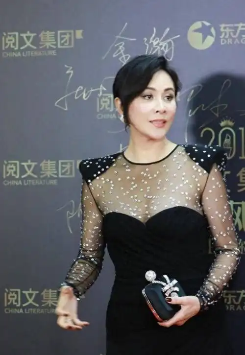 55岁刘嘉玲已经是大婶的年龄却还有尤物身材照样很敢穿