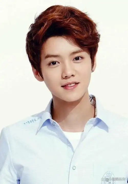 鹿晗34岁带货脸肿,引发网友热议,被讽像65岁刘雪华