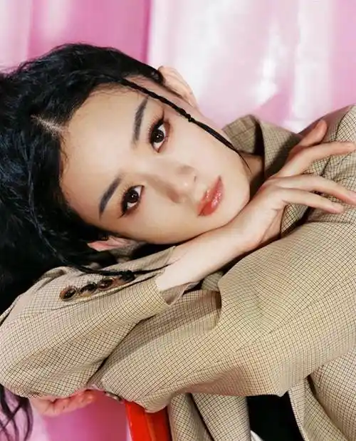 都说赵丽颖"包子脸"太乖巧?看了她千禧风造型,网友:根本女团门面