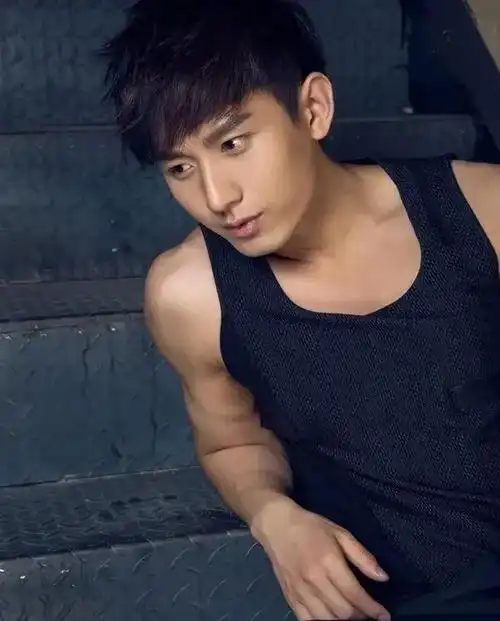 成毅一个清冷温柔的大男孩成毅值得演技也是越来越好身材很好