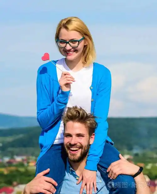 浪漫的日期概念.女人握着爱的象征的心.夫妻俩快乐的日子一起玩.