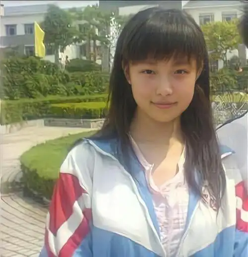 15岁倪妮初中毕业照曝光,五官清秀神似莫小贝?网友:从小美到大