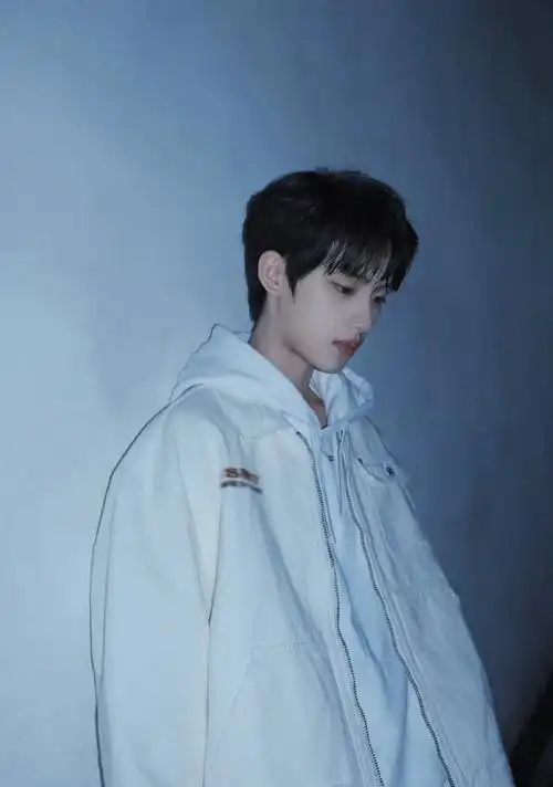 晒花儿与少年大片#丁程鑫分享全白西装造型随拍帅哥好适合穿白色白色!